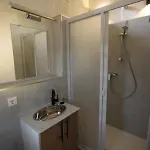 مكان تخييم Tiny Wave Tiny House Auf Dem Strandgut *